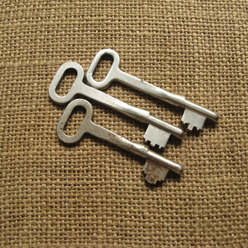 Vintage Metal Keys Rusty Hardware Scrap Craft Supply Etsy