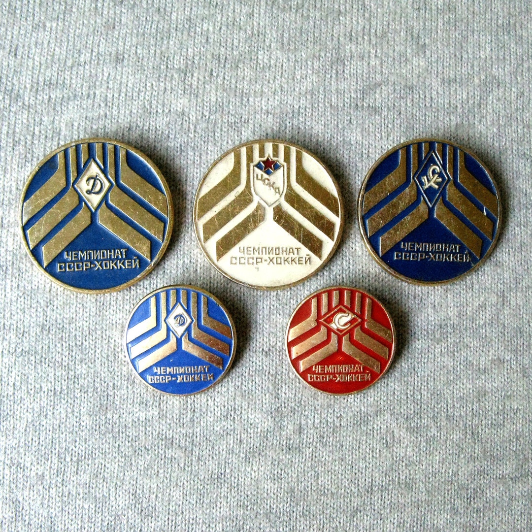 Lot D'insignes Et épingles Vintage URSS/CCCP Sur Le Thème Du Hockey - Objets De Collection Occasion
