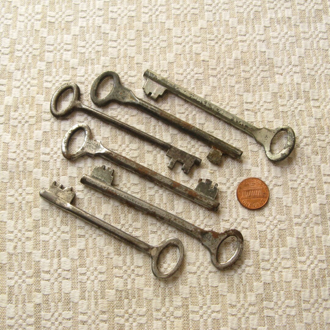 Vintage Metal Keys Silvertone Metal Key Rusty Hardware Etsy