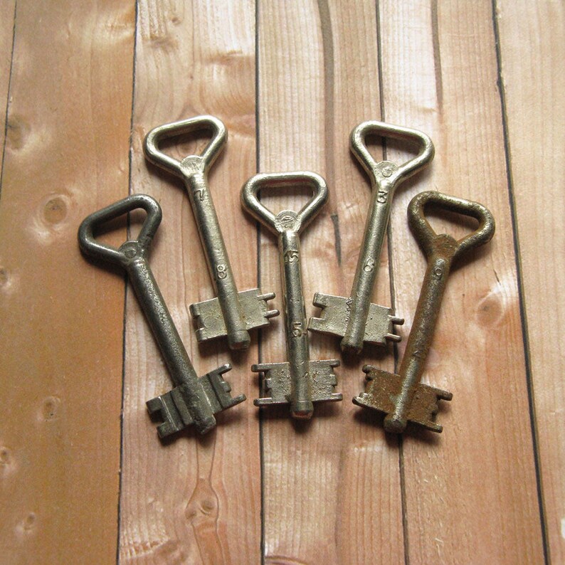 10 Vintage Metal Keys Silvertone Metal Key Rusty Hardware Etsy