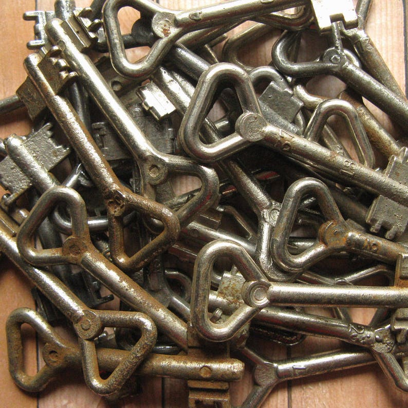 10 Vintage Metal Keys Silvertone Metal Key Rusty Hardware Etsy