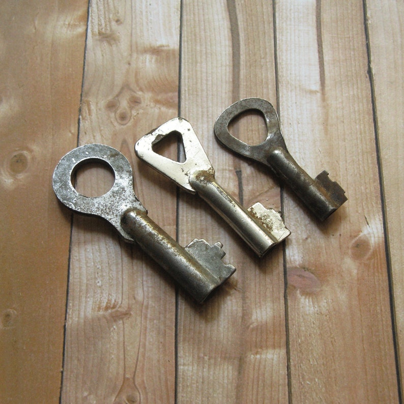 Vintage Metal Keys Silvertone Metal Key Rusty Hardware Etsy