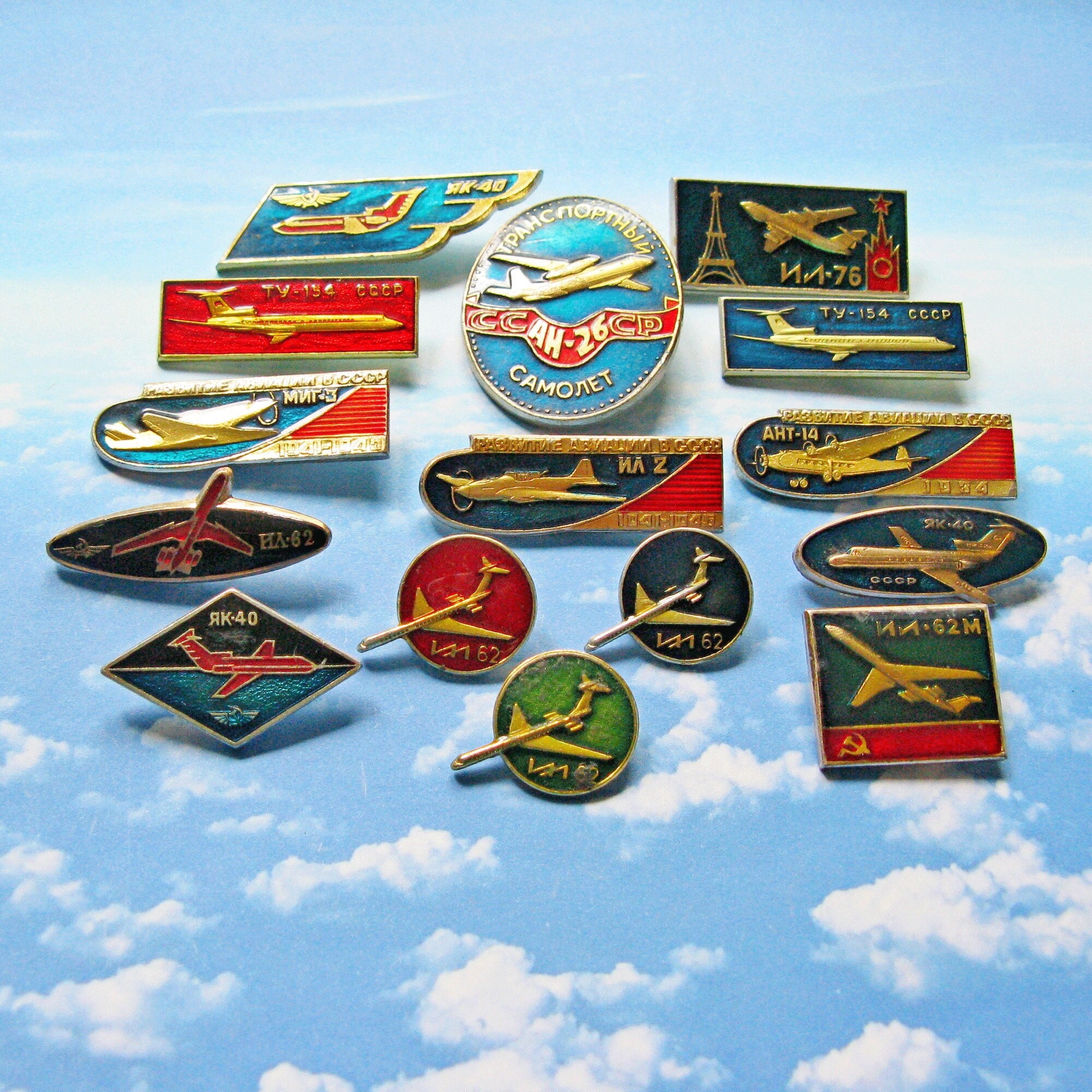 Lot De 70 Pins Badges Avions Hélicoptères Aviation Soviétique URSS Ukraine - Occasion