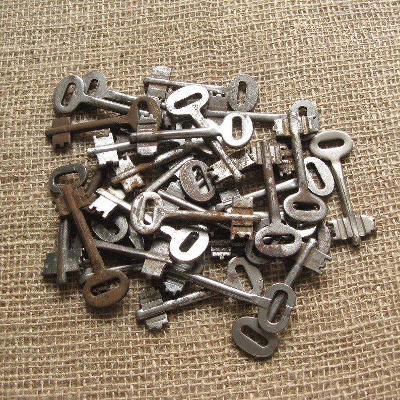 Vintage Metal Keys Silvertone Metal Key Rusty Hardware Etsy