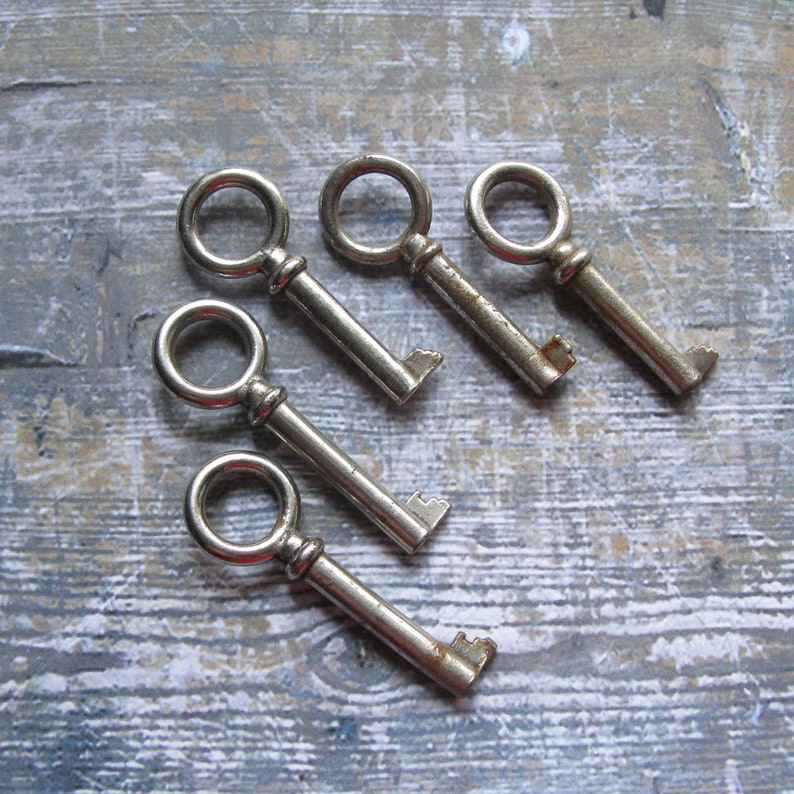 Vintage Metal Keys Silvertone Metal Key Rusty Hardware Etsy