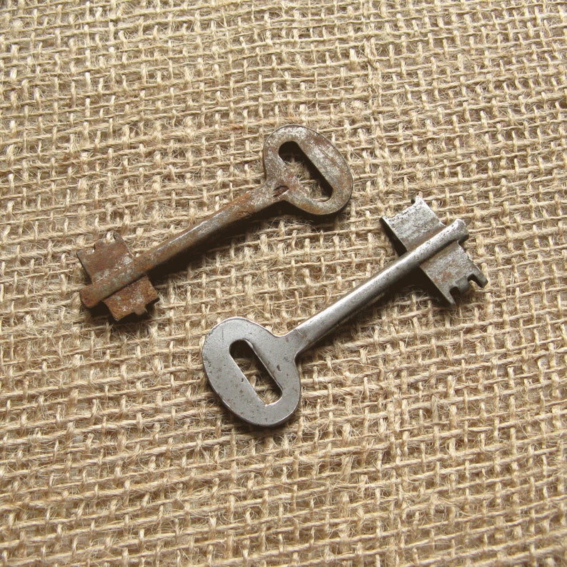 Vintage Metal Keys Silvertone Metal Key Rusty Hardware Etsy