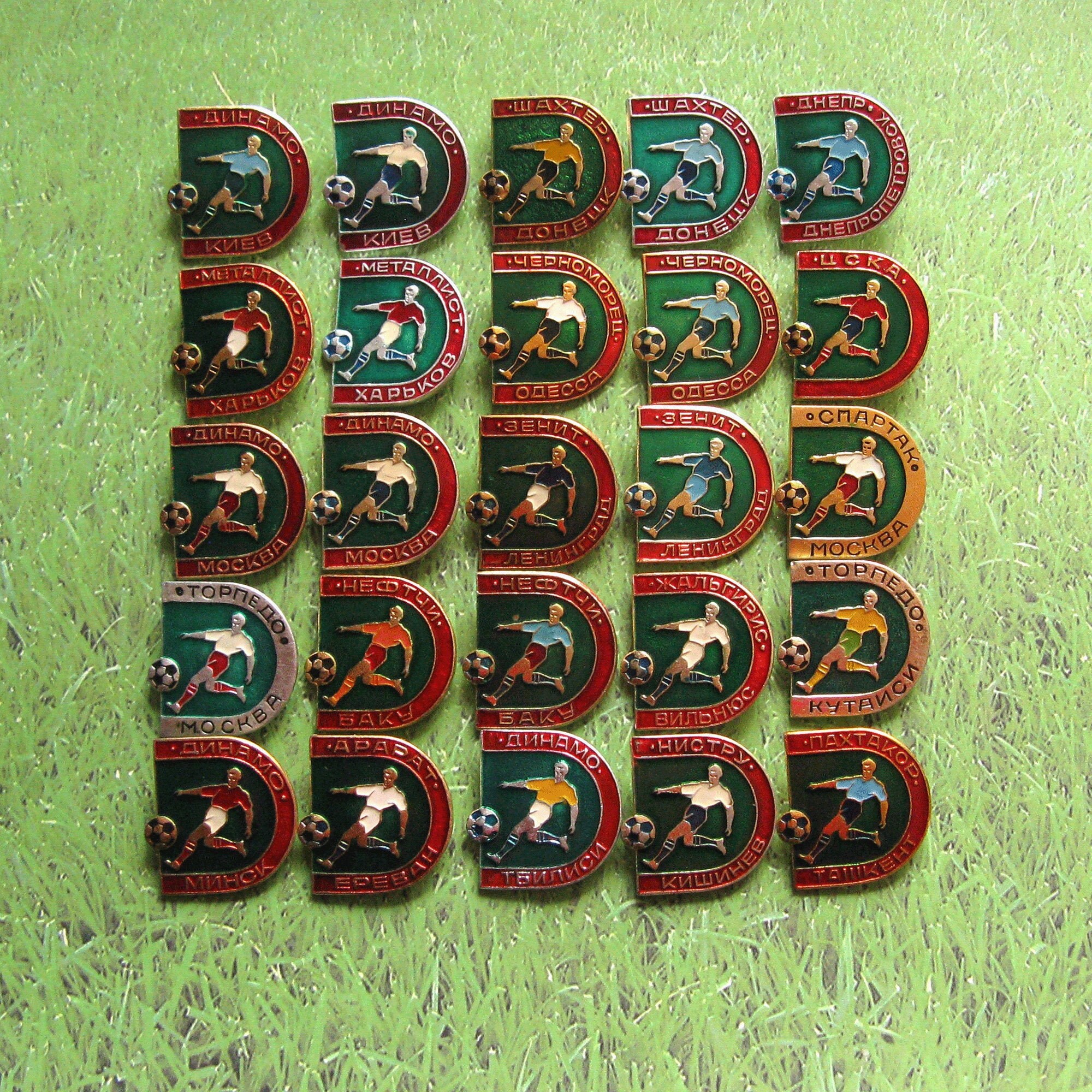 ヴィンテージ　ソ連　サッカー　ピンバッジ　2個セット ヴィンテージ ソビエト フットボール クラブ ピンバッジ、ソ連