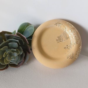 Round ocher and gold tray