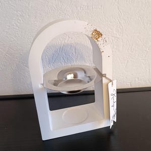 Rounded white and gold perfume burner