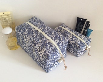 Washbag, Liberty style fabric, toiletry bag, travel bag, cosmetics bag, makeup bag, waterproof lining, sponge bag.