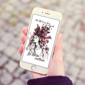 Può includere: Uno smartphone che mostra un'illustrazione ad acquerello di una donna con una corona di fiori. Il testo "Por todas las que fueron y son alejandras" e "La lucha continua" è visibile sullo schermo.
