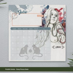 Puede incluir: Calendario imprimible con una ilustración de acuarela de Mulan, una princesa Disney, con un dragón rojo y detalles florales. El calendario está en español e incluye el mes de julio con una cuadrícula para cada día de la semana.