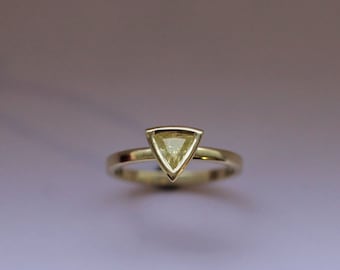 Anel de noivado com diamante triangular, anel de noivado com lapidação trilionária, anel de noivado exclusivo, anel de diamante amarelo sofisticado, anel de diamante clássico
