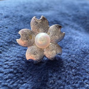 Collector’s item 1970 Osaka Expo TASAKI vintage Akoya pearl pin
