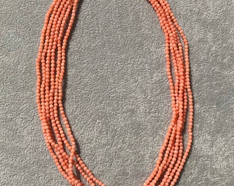 46 cm halsband med 6 strängar i änglahud och korall