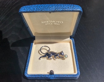Collectors item Mikimoto vintage silver cat brooch with Akoya pearl