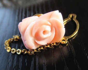 Broche de rosa tallada en coral rosa japonés