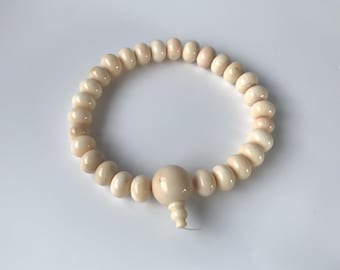 Äußerst seltenes Set aus einheitlichen, elfenbeinfarbenen japanischen weißen Korallenperlen.