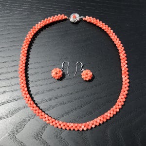 44 cm lange vintage ketting met natuurlijke roze koraalkralen. With earrings