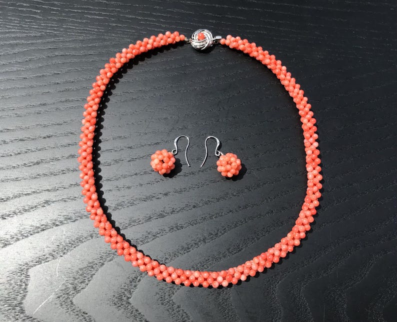 44 cm lange vintage ketting met natuurlijke roze koraalkralen. With earrings
