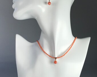 Collar vintage de coral rosa de piel de ángel japonés natural en oro de 18 quilates con colgante en la parte superior.