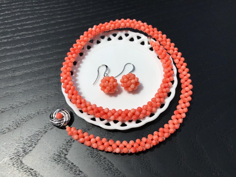 44 cm lange vintage ketting met natuurlijke roze koraalkralen. afbeelding 3