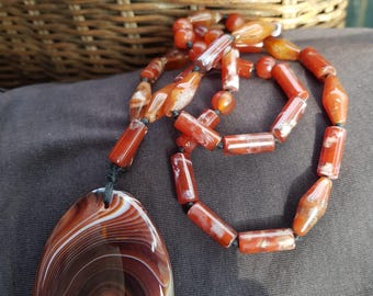Collier antique en perles d'agate fait main avec un grand pendentif.
