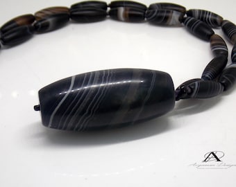 Collier pendentif antique Dzi en agate, perles tibétaines noires et blanches