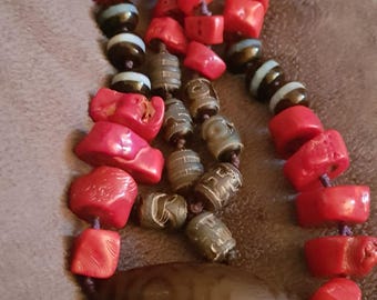 Énorme collier de corail rouge