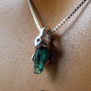 Emerald pendant , natural emerald pendant , Green Gems , emerald jewelry , Collectibles Gems , Rare pendant , Raw Crystal , Gems jewelry