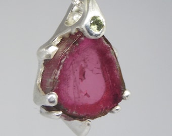 Colgante de turmalina rosa plateada con detalles de zafiro verde, piedra natal de octubre