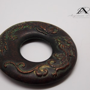 Antigua moneda china hecha de latón &quot;Pavo real&quot; y &quot;dragón&quot; Moneda de Feng Shui en relieve, una moneda china muy rara