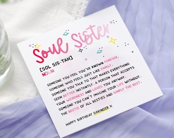 Peut inclure: Une carte rose et blanche avec les mots "Soul Sister" en rose et blanc. La carte contient une définition du mot "Soul Sister" et un message d'anniversaire.