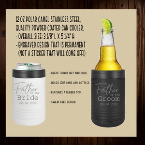 Puede incluir: Dos enfriadores de latas de acero inoxidable de 355 ml con acabado recubierto de polvo. Uno es negro con el texto "Father of the Groom 08-04-2023" y el otro es blanco con el texto "Father of the Bride 08-04-2023".