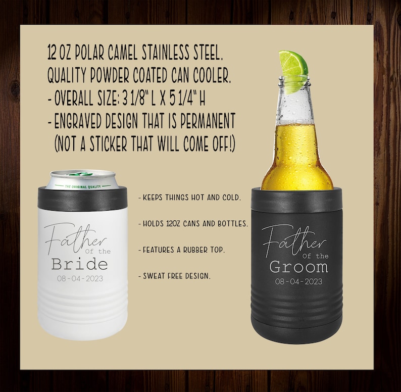 Puede incluir: Dos enfriadores de latas de acero inoxidable de 355 ml con acabado recubierto de polvo. Uno es negro con el texto "Father of the Groom 08-04-2023" y el otro es blanco con el texto "Father of the Bride 08-04-2023".