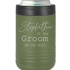 Puede incluir: Enfriador de latas aislado verde con el texto "Stepfather of the Groom 08-04-2023" en letras blancas.