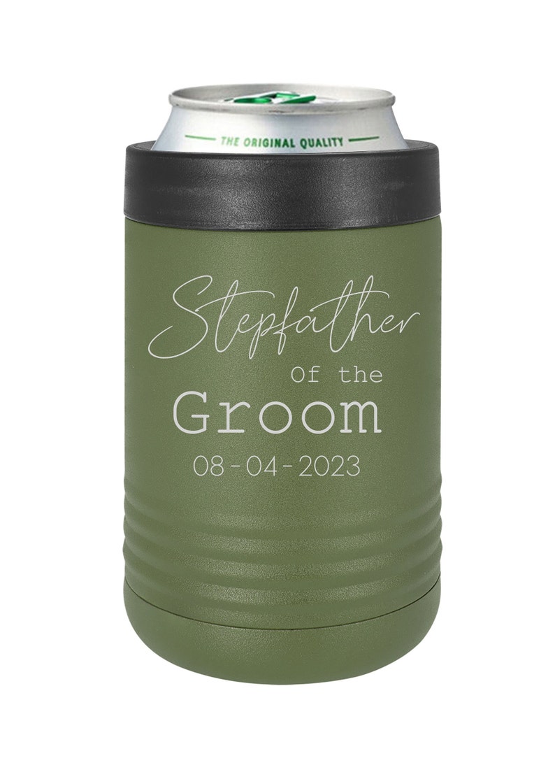 Puede incluir: Enfriador de latas aislado verde con el texto "Stepfather of the Groom 08-04-2023" en letras blancas.