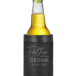Puede incluir: Portabebidas negro aislado con el texto "Father of the Groom 08-04-2023" grabado en el lateral. Una botella de cerveza con una rodaja de lima en la parte superior est&aacute; dentro del portabebidas.