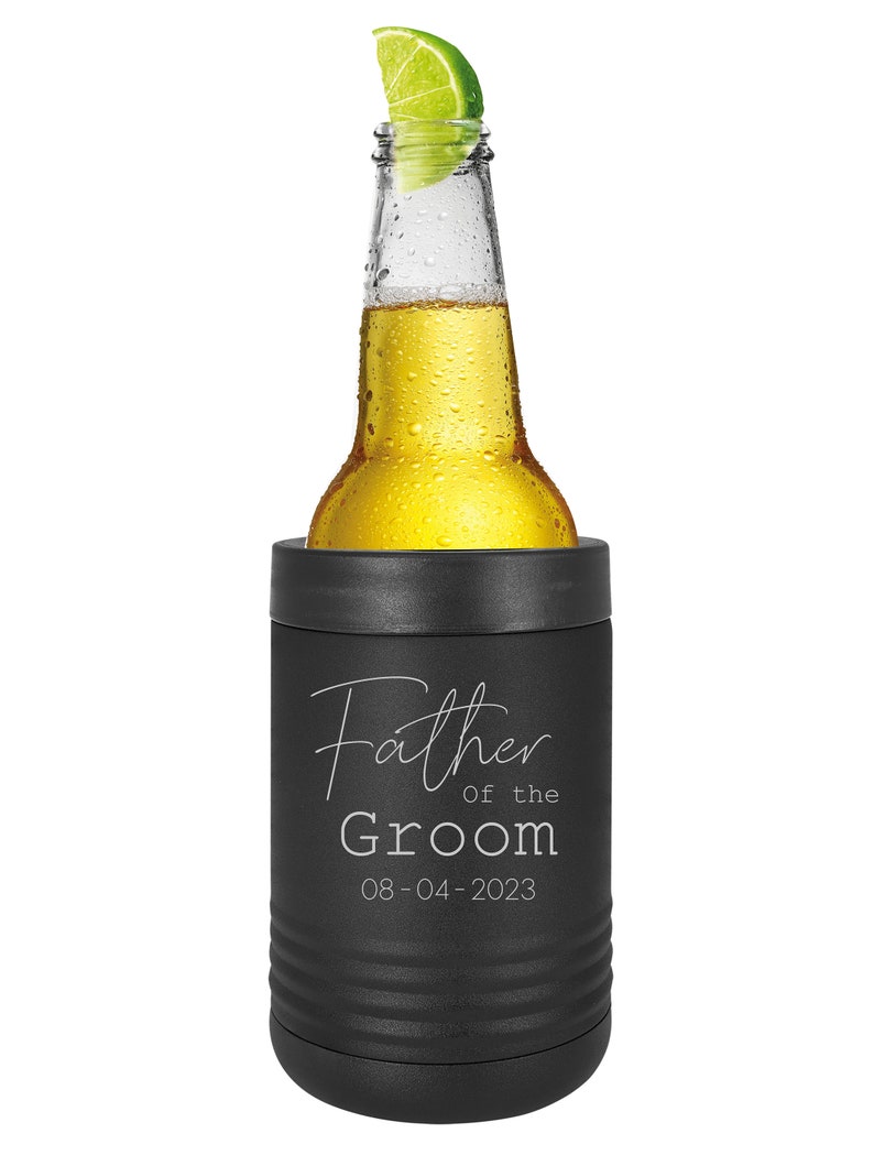 Puede incluir: Portabebidas negro aislado con el texto "Father of the Groom 08-04-2023" grabado en el lateral. Una botella de cerveza con una rodaja de lima en la parte superior est&aacute; dentro del portabebidas.