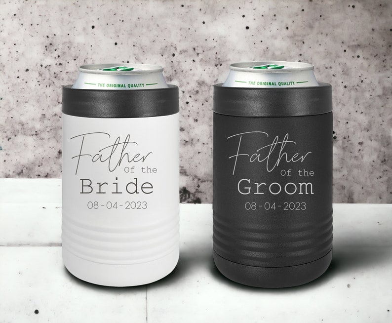 Puede incluir: Dos portavasos aislados en blanco y negro con el texto "Father of the Bride" y "Father of the Groom" y la fecha "08-04-2023".