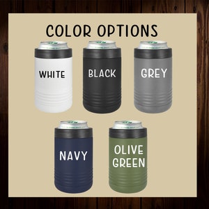 Puede incluir: Cinco enfriadores de latas aislados en diferentes colores: blanco, negro, gris, azul marino y verde oliva. Cada enfriador tiene el nombre del color impreso en &eacute;l.