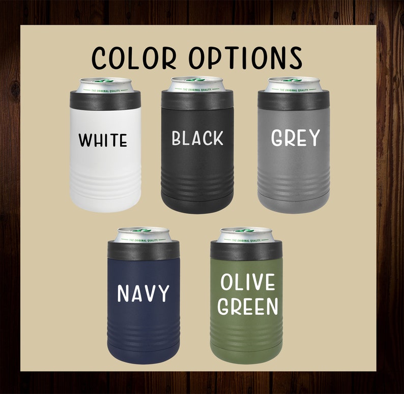 Puede incluir: Cinco enfriadores de latas aislados en diferentes colores: blanco, negro, gris, azul marino y verde oliva. Cada enfriador tiene el nombre del color impreso en &eacute;l.