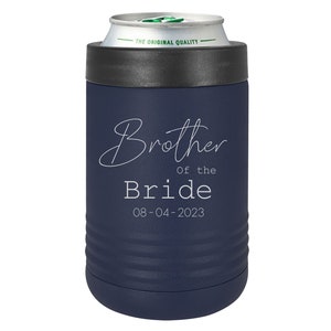 Puede incluir: Enfriador de latas azul marino con el texto "Brother of the Bride" y la fecha "08-04-2023".