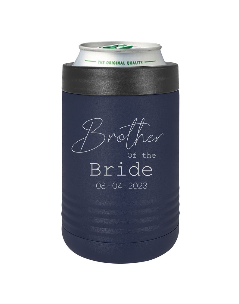 Puede incluir: Enfriador de latas azul marino con el texto "Brother of the Bride" y la fecha "08-04-2023".