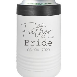 Puede incluir: Enfriador de latas blanco aislado con tapa negra. Dice "Father of the Bride" y "08-04-2023" en texto negro.