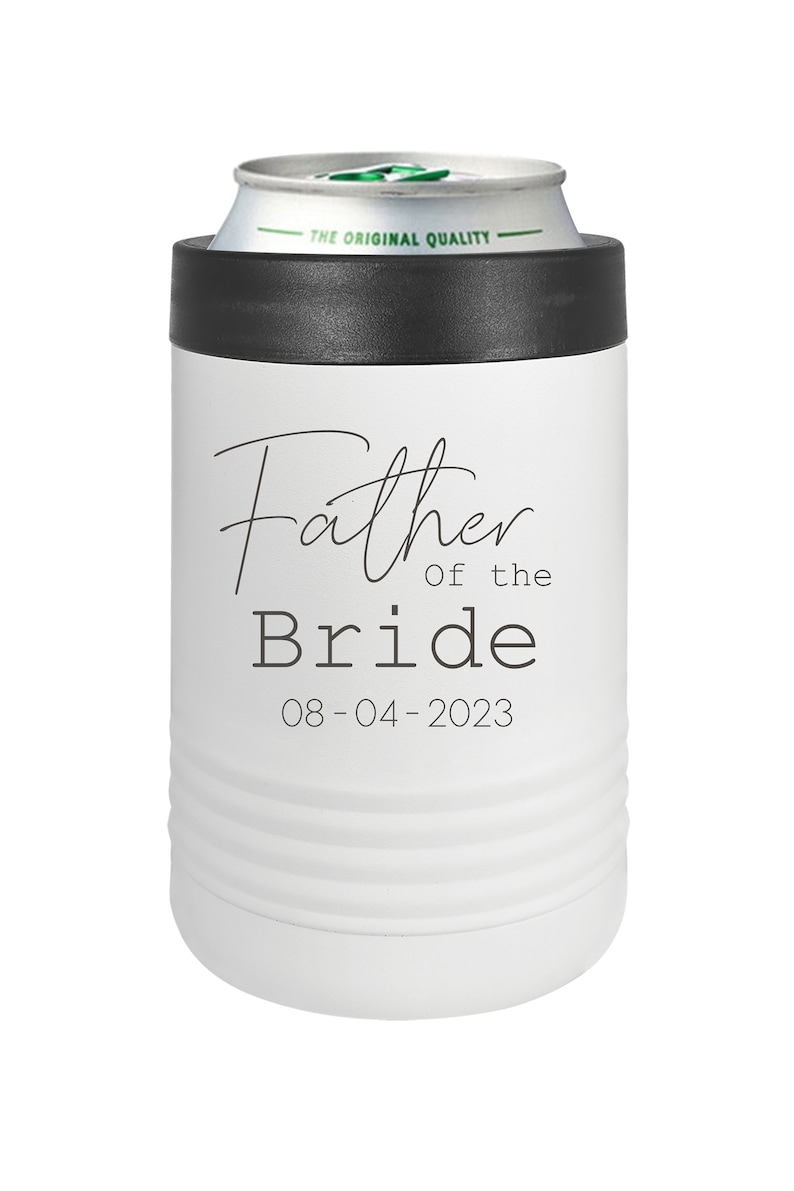 Puede incluir: Enfriador de latas blanco aislado con tapa negra. Dice "Father of the Bride" y "08-04-2023" en texto negro.