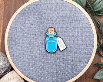 Sujetador de agujas Drink Me – Accesorio de costura magnético esmaltado