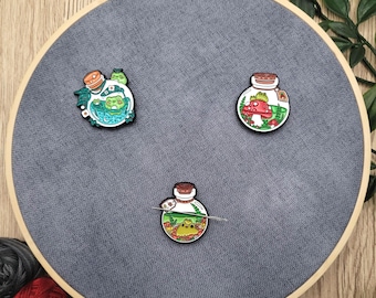 Organizador de agujas Bottled Frogs: accesorio de costura magnético de esmalte