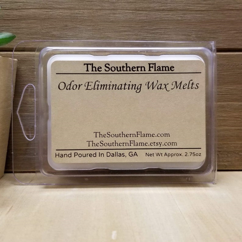K&ouml;nnte beinhalten: Ein klarer Kunststoffbeh&auml;lter mit Wachsschmelzen. Das Etikett lautet "The Southern Flame Odor Eliminating Wax Melts". Das Etikett enth&auml;lt auch die Website-Adresse und besagt "Hand Poured In Dallas, GA Netto-Gewicht ca. 78g."