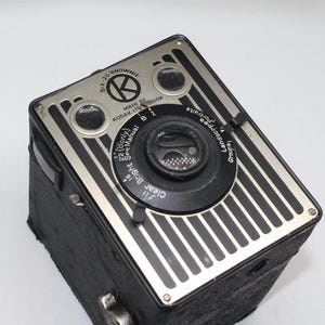 Kodak Six-20 Brownie Box Camera – UK Model Art-Deco faceplate c.1934-37 – Good condition and tested - Rare